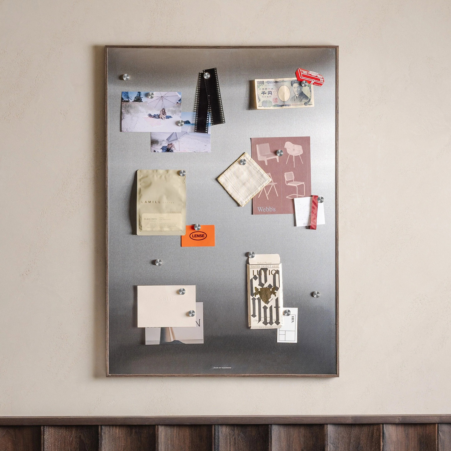 Framed Metal Magnetic Display  - Desk Setup Photo recension och pris